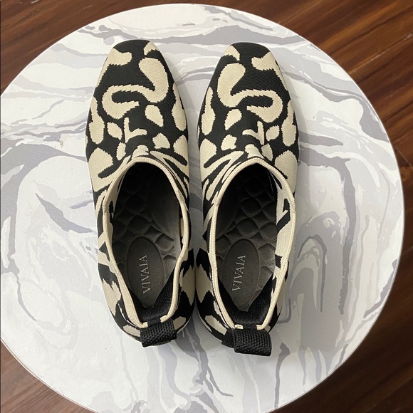 Vivaia Ecru Tiger Chelsea Boots. Excellent condition. women’s size 8. - Picture 2 of 7